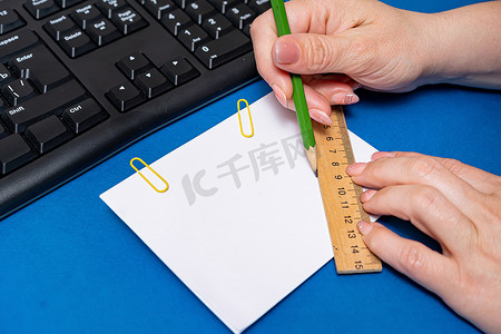 多种组合的办公文具照片带钢笔铅笔记事本笔记本尺订书机剪刀剪纸回形针夹夹板放在桌子上