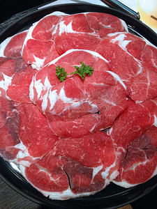 火锅涮肉摄影照片_关闭牛肉片，涮锅