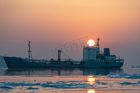 与渔船的海景在日落背景。