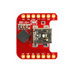 红色通用 USB 转 TTL PCB 板表面贴装元件的特写顶视图