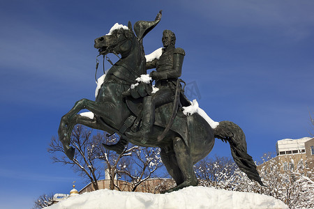 华盛顿总统摄影照片_雪后宾夕法尼亚大道华盛顿杰克逊雕像拉斐特公园