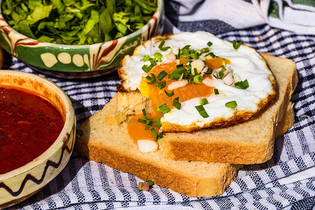 西红柿酱摄影照片_各种沙拉配料、西红柿酱、美味的煎蛋和生蔬菜，供您享用健康早餐