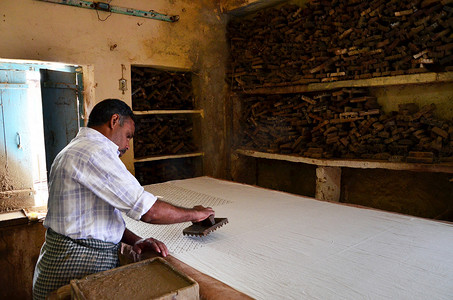 印度焦特布尔 — 2015 年 1 月 2 日：焦特布尔一家小工厂的纺织工人