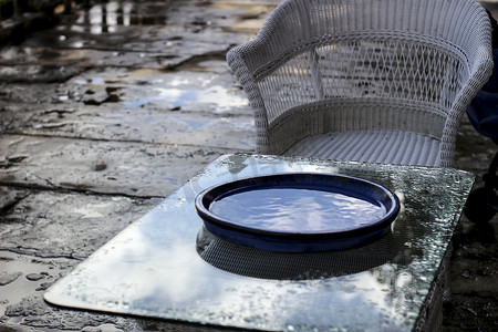 被秋雨打湿的花园家具