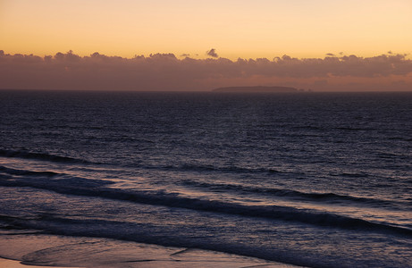 “葡萄牙普拉亚德尔雷 (Praia del Rey) 的多彩日落​​”