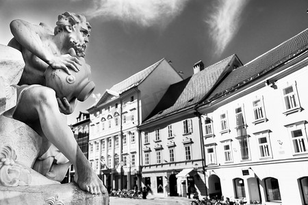 巴塞罗那德国馆摄影照片_斯洛文尼亚卢布尔雅那市中心的罗巴喷泉。