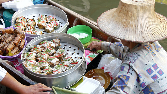 泰国曼谷，2019 年 7 月 13 日 Lat Mayom 水上市场。