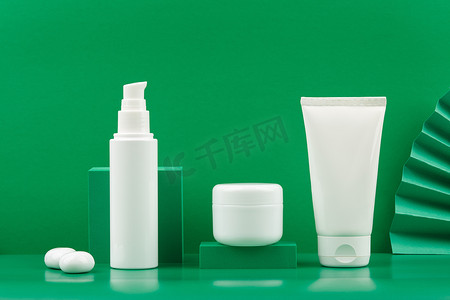一套用于绿色背景护肤的有机化妆品。