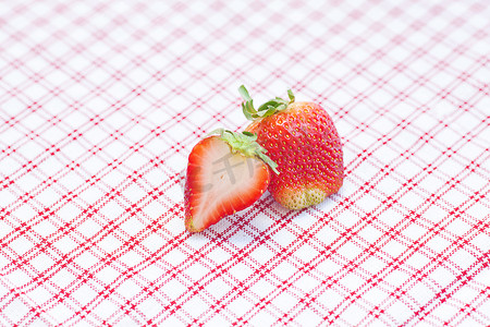 绿色格子布摄影照片_躺在格子布上的草莓