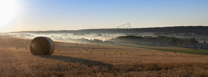 法国诺曼底加莱和布洛涅附近乡村清晨阳光下的稻草