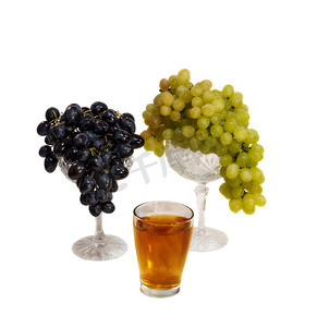 葡萄和葡萄汁在白色上分离