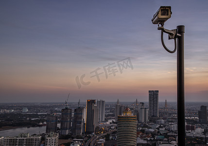 城市景观背景墙上的现代监控摄像头，已开发的监控和目视检查概念。