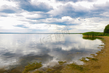 阴天的海摄影照片_在阴天的大湖或海的岸边。