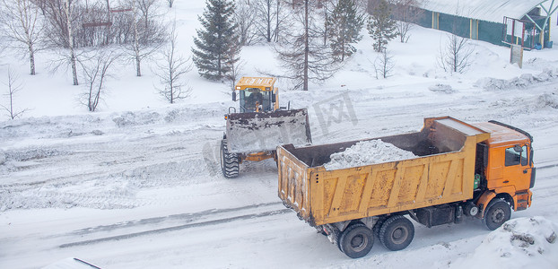 冬季从雪中清洁和清洁城市道路