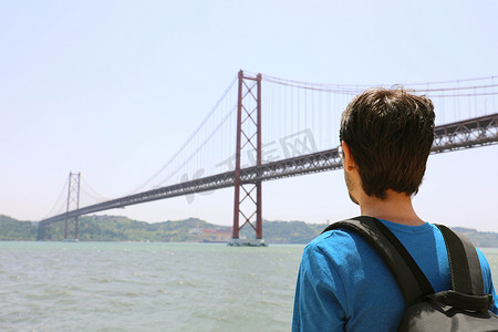 看桥梁的年轻背包客人后面看法。 