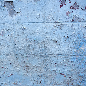 破烂的蓝色油漆外墙裂开的部分