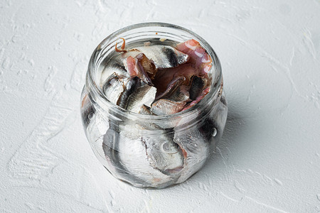 罐装凤尾鱼，在玻璃罐中，白色背景