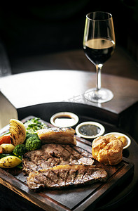 英国烤肉摄影照片_周日烤牛肉传统英国餐摆在桌上
