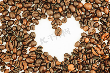 烘焙咖啡豆的棕色心形纹理背景可用作设计模板。