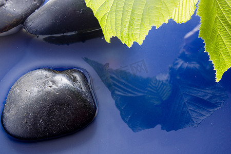 水中鹅卵石摄影照片_光滑的石头在水中