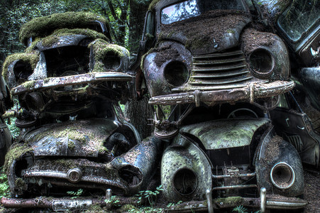 旧汽车墓地的汽车 HDR 图片