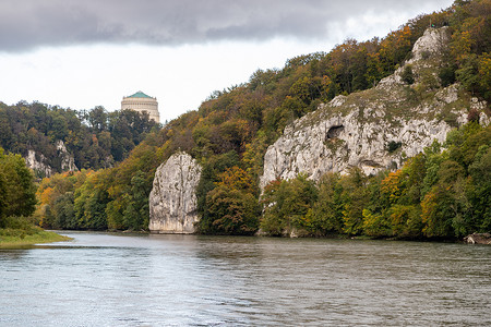 彩贝摄影照片_多瑙河谷突破凯尔海姆附近的多瑙河