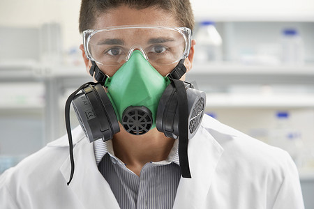 前景遮挡摄影照片_戴防毒面具的科学家在实验室