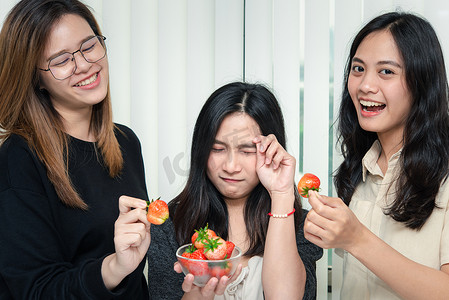 妇女吃草莓红色浆果水果甜多汁