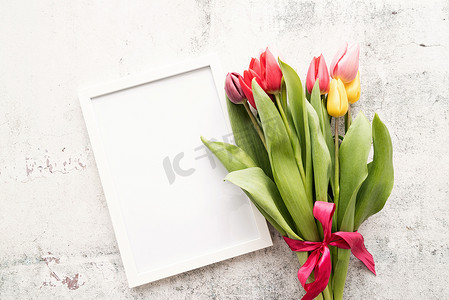 colorfull摄影照片_colorfull 郁金香花束和空白框架，用于白色背景的模拟设计