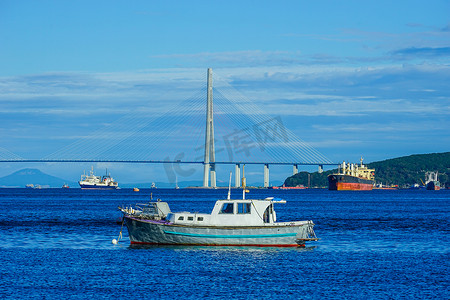 蓝色莫兰迪ppt模板摄影照片_海洋景观，可欣赏俄罗斯船只和桥梁的景色