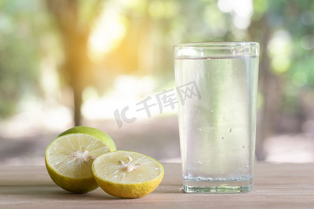 名仁苏打水摄影照片_玻璃杯中的新鲜苏打柠檬和柠檬片。