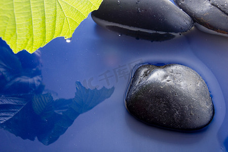 光滑的石头在水中