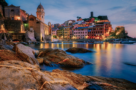 意大利五渔村 Vernazza 风景如画的沿海村庄。
