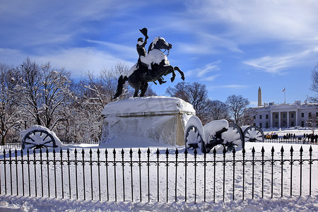 杰克逊雕像 Canons Lafayette Park White House 在 Snow Penn 之后