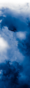 封面背景简约摄影照片_简约的蓝色多云背景作为抽象背景，最小值