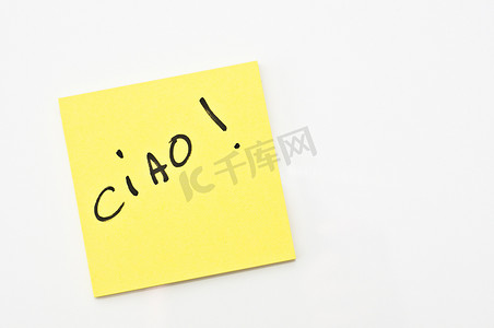 黄色方形贴子，上面写着 Ciao