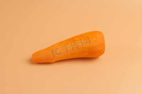 米色背景的纯有机胡萝卜，表面去皮的甜胡萝卜，简约风格的花园小胡萝卜，维生素，素食，健康饮食理念。设计模板。