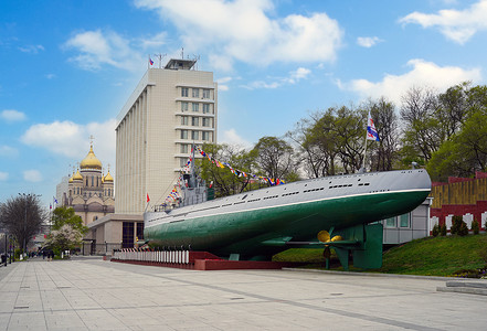 潜艇摄影照片_城市景观与船堤上的景点。