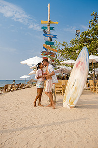 Bangsaen Chonburi 泰国美丽的海滩俱乐部海鲜海滩俱乐部 Bangsaen，人们在海滩上放松