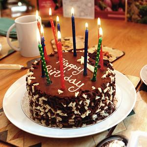 带蜡烛的巧克力生日蛋糕