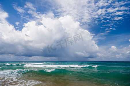 水泡沫水花摄影照片_海景，蓝色水背景上带有白色泡沫的小波浪。