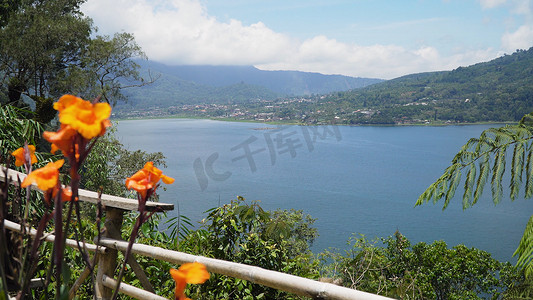 步步高升箭头摄影照片_山中的湖，巴厘岛，印度尼西亚。