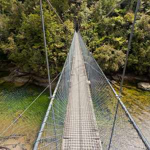 新西兰绿色丛林河上的吊桥