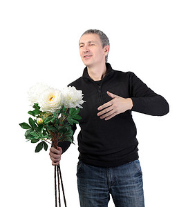 拿着一束鲜花的男人