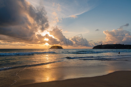 温柔光芒摄影照片_温柔的夕阳洒在美丽的海面上，橙色的太阳闪耀着它最后的光芒。