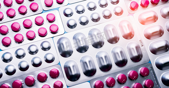 制药行业用于胶囊和药丸的泡罩包装和银铝箔包装中的粉红色药片。