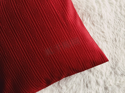 白色蓬松格子毯上的红色垫枕作为平躺背景、卧室顶视图和家居装饰