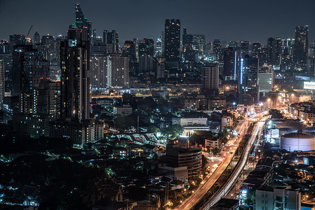 黄昏夜晚天空摄影照片_曼谷的天空景观与曼谷商业区的摩天大楼在夜晚美丽的暮色中，赋予这座城市现代风格。