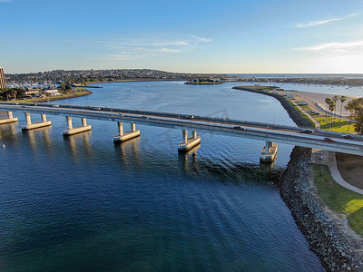 圣地亚哥 Mission Bay 的鸟瞰图，在夏日阳光明媚的日子里有 Ingraham Street 桥。