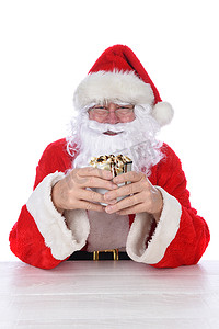 圣诞老人特写镜头拿着一杯热可可与烤棉花糖和巧克力糖浆滴，隔离在白色。